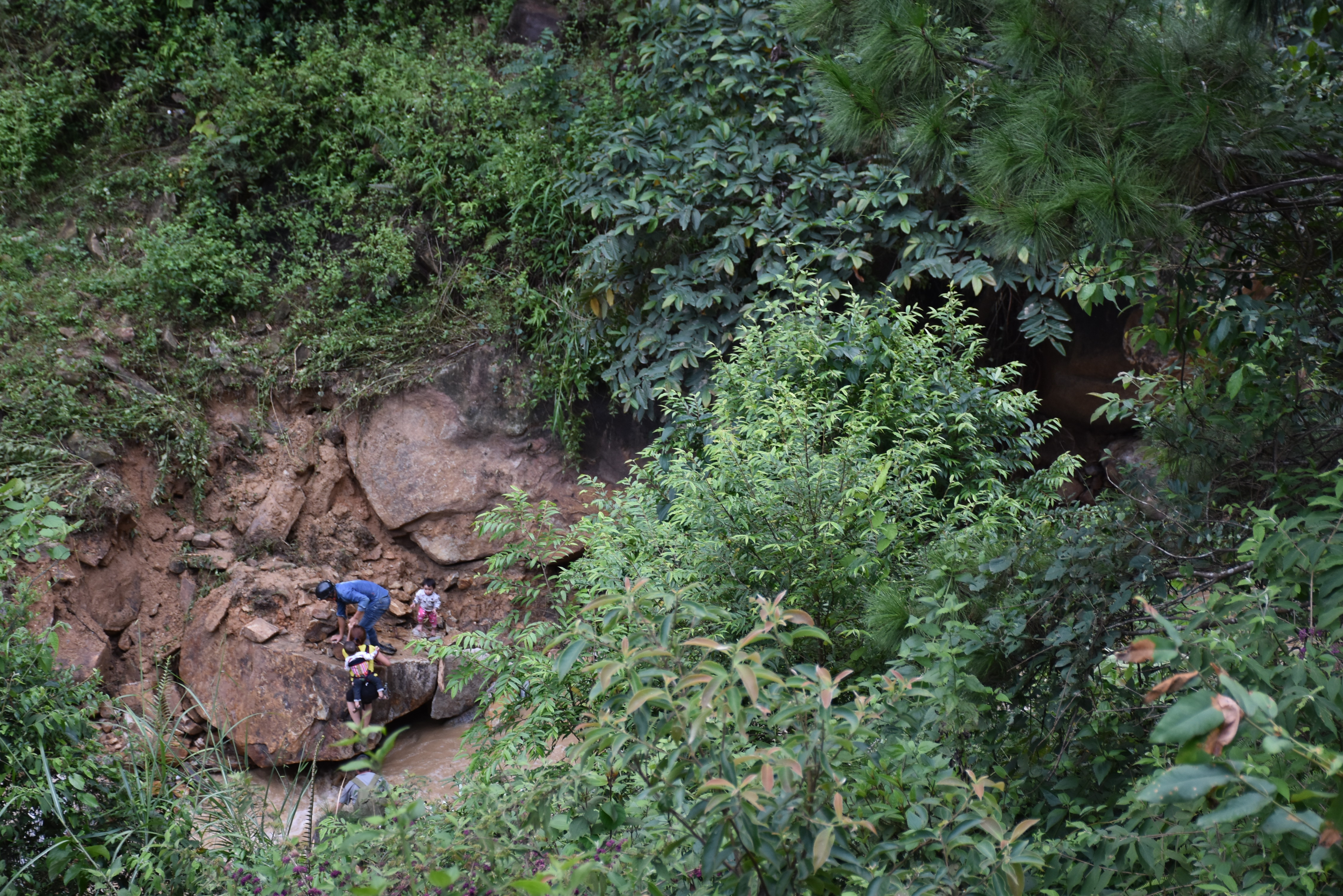 Chính trị - Xã hội - Đường độc đạo vẫn bị chia cắt, người dân 'bất chấp' lội suối 'dữ' về nhà (Hình 2).
