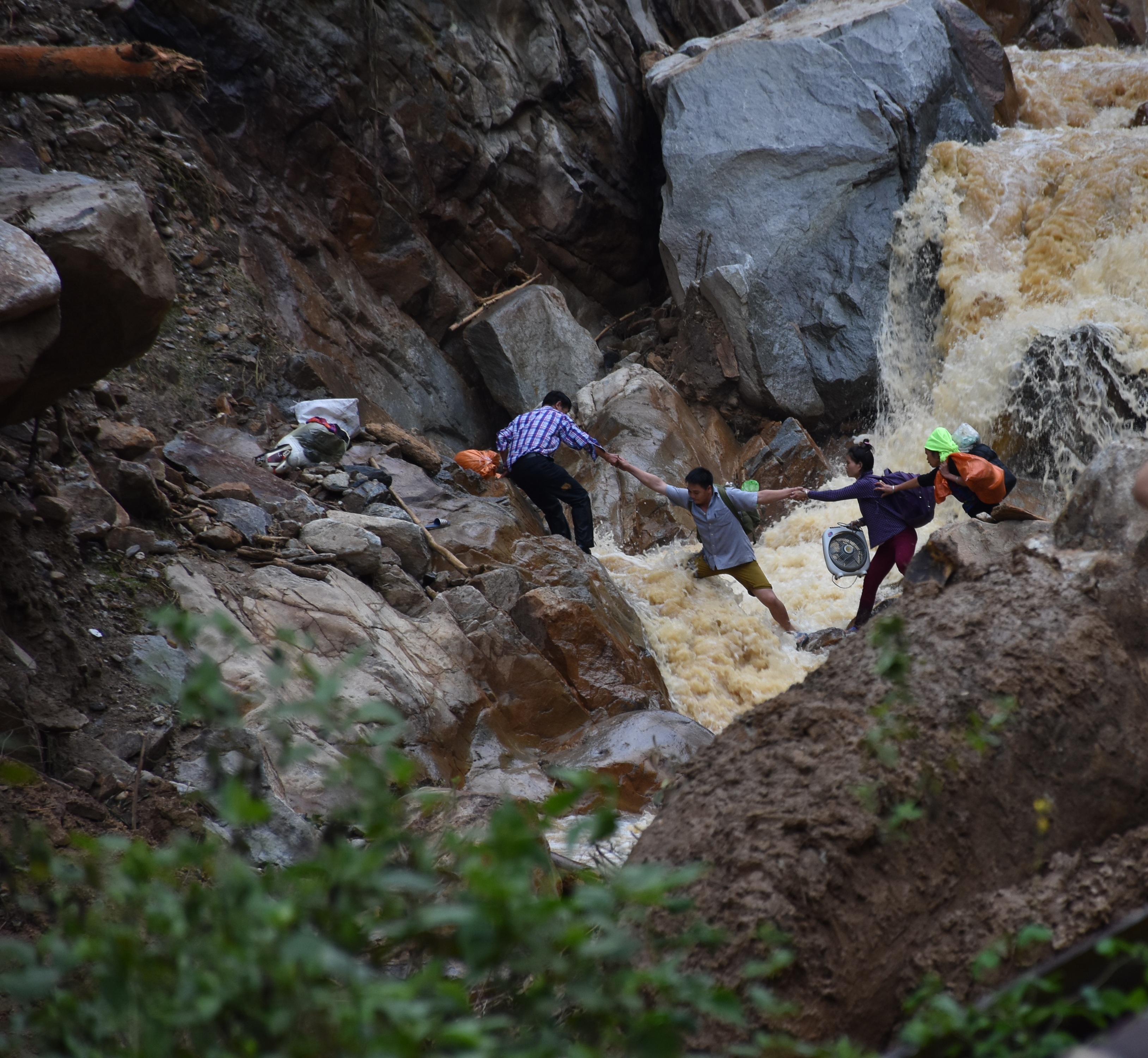 Chính trị - Xã hội - Đường độc đạo vẫn bị chia cắt, người dân 'bất chấp' lội suối 'dữ' về nhà (Hình 6).