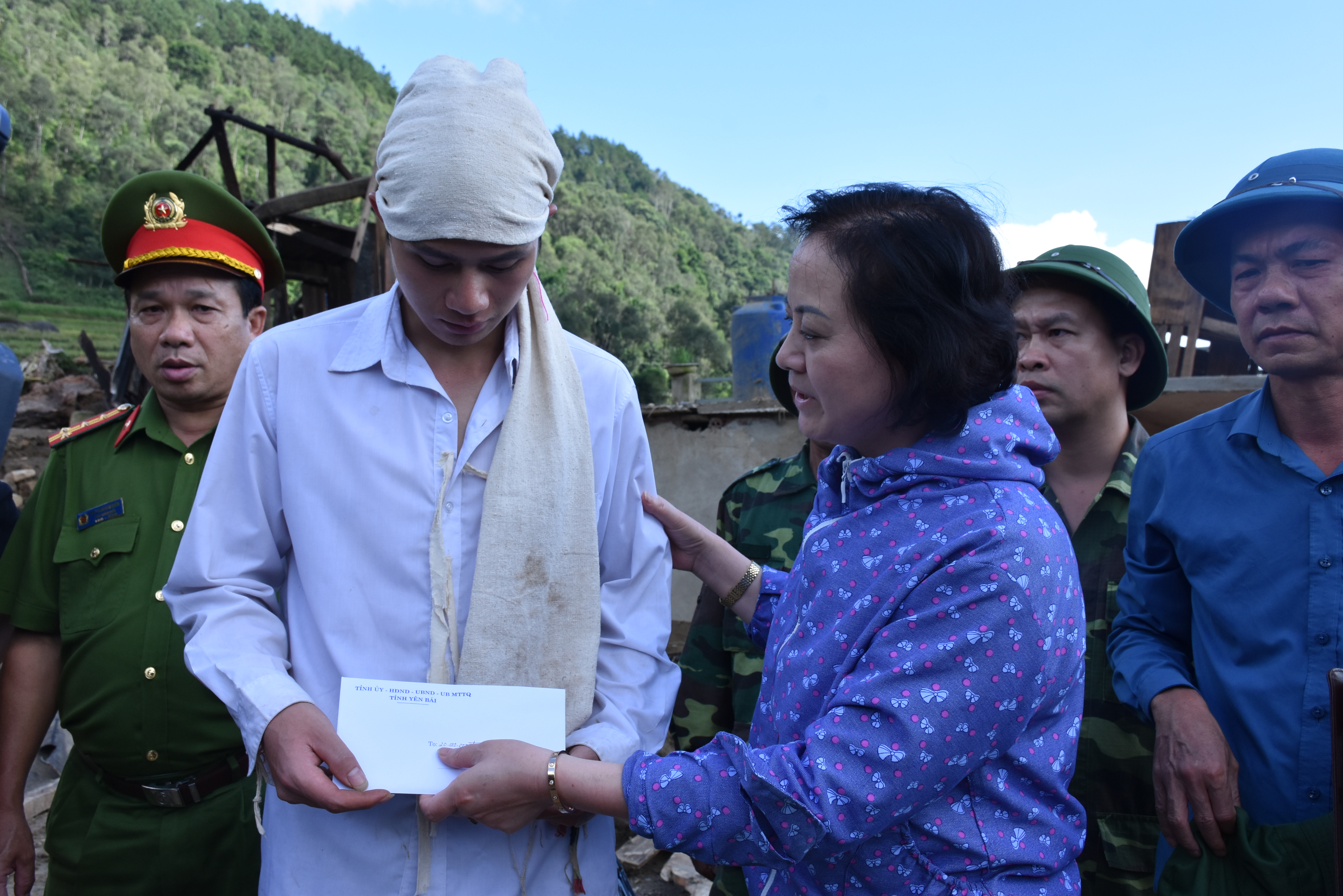 Chính trị - Xã hội - Chết lặng sau cuộc gọi: 'Cậu ơi về ngay đi, nhà 5 người bị lũ cuốn hết rồi' (Hình 2).