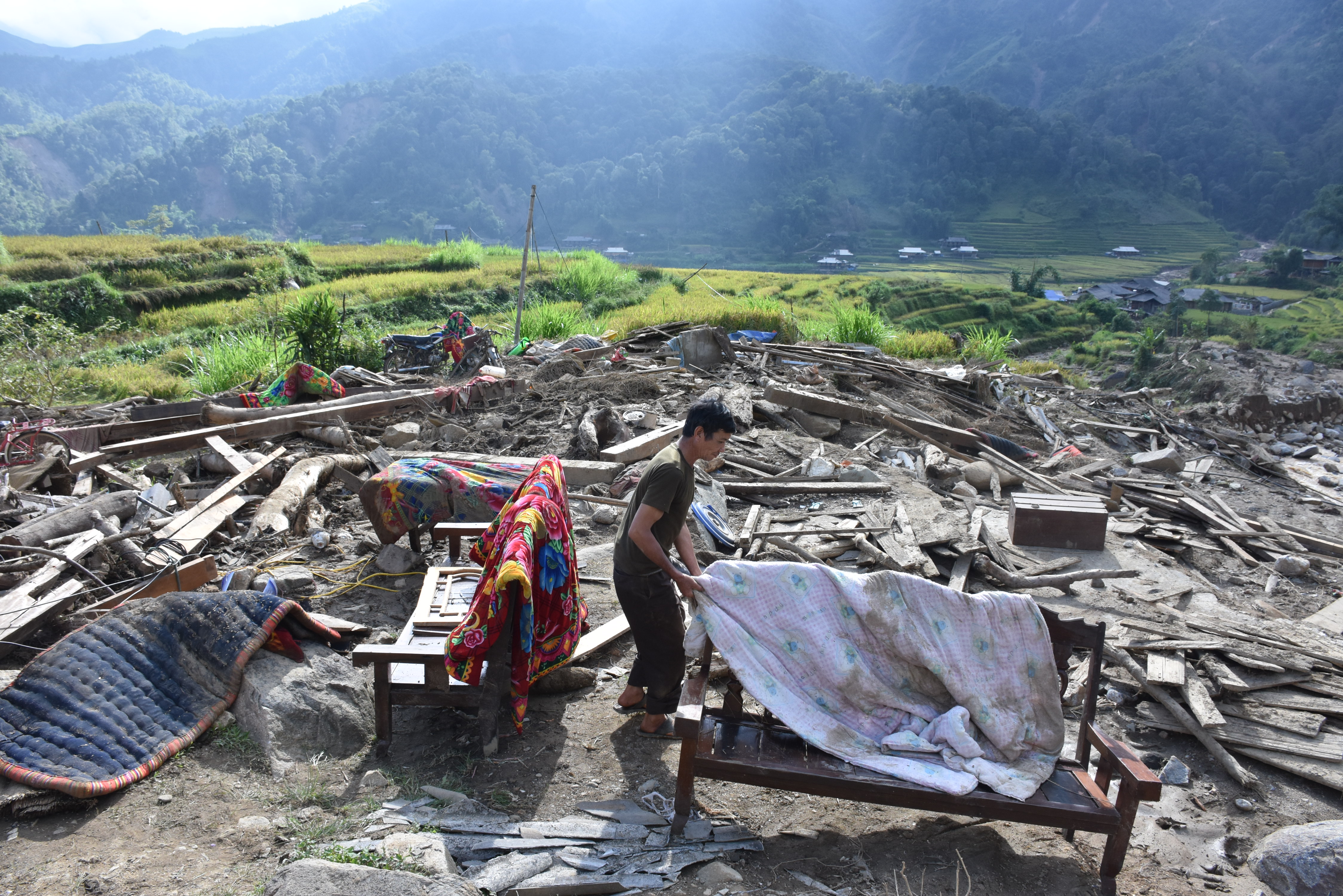 Chính trị - Xã hội - Chết lặng sau cuộc gọi: 'Cậu ơi về ngay đi, nhà 5 người bị lũ cuốn hết rồi' (Hình 5).