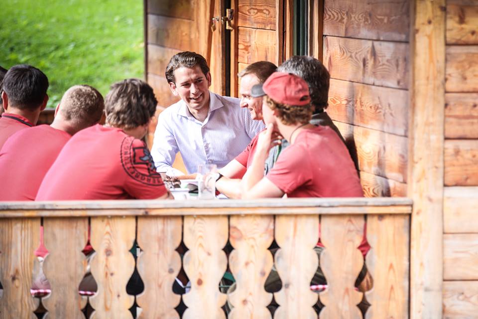 Chân dung ứng cử viên Thủ tướng Áo: trẻ trung, thần thái ngời ngời lại sở hữu vẻ ngoài đẹp xuất sắc - Ảnh 10.