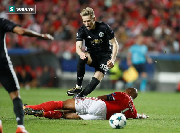Ra mắt ở Champions League, sao trẻ Man United nhận phần thưởng hậu hĩnh từ Mourinho - Ảnh 1. Ra mắt ở Champions League, sao trẻ Man United nhận phần thưởng hậu hĩnh từ Mourinho - Ảnh 1.