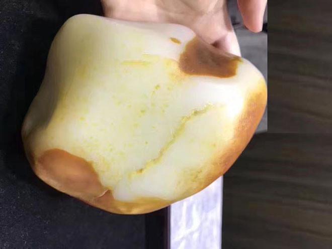 cận cảnh viên ngọc xấu xí nhưng trị giá hàng chục tỷ đồng hình 5 can canh vien ngoc xau xi nhung tri gia hang chuc ty dong hinh 5