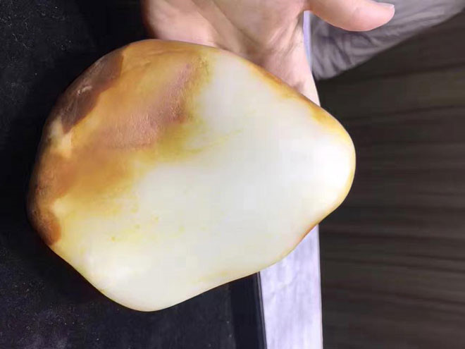 cận cảnh viên ngọc xấu xí nhưng trị giá hàng chục tỷ đồng hình 6 can canh vien ngoc xau xi nhung tri gia hang chuc ty dong hinh 6