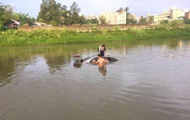 Mải cắm mặt vào điện thoại, cậu bé 14 tuổi ngã từ cầu thang tầng 2 xuống vỡ tá tràng - Ảnh 2. Mải cắm mặt vào điện thoại, cậu bé 14 tuổi ngã từ cầu thang tầng 2 xuống vỡ tá tràng - Ảnh 2.