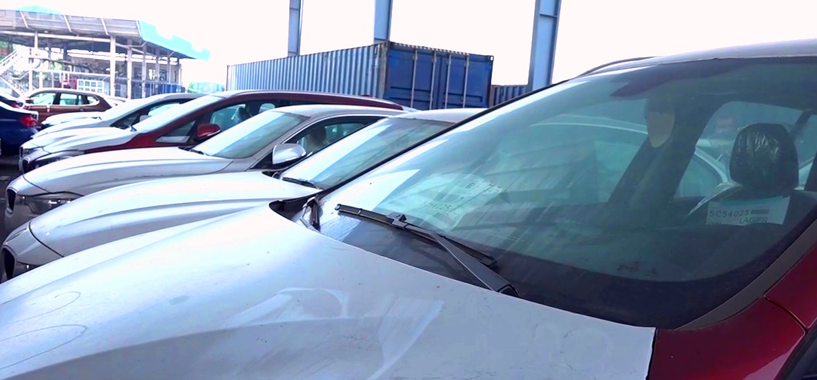 Đánh giá - Cận cảnh hơn trăm xe BMW phơi mưa, nắng tại cảng Sài Gòn (Hình 3).