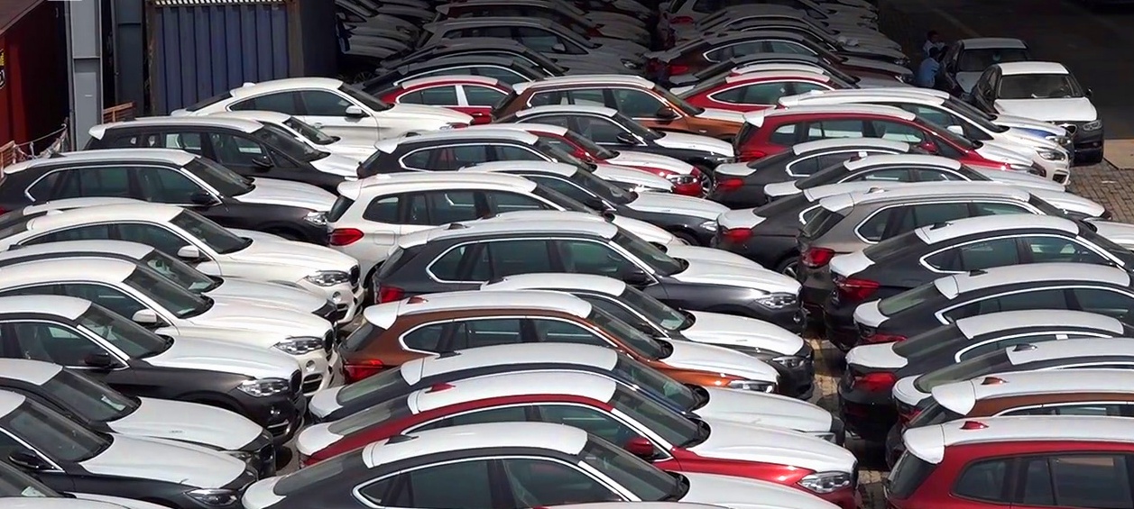 Đánh giá - Cận cảnh hơn trăm xe BMW phơi mưa, nắng tại cảng Sài Gòn