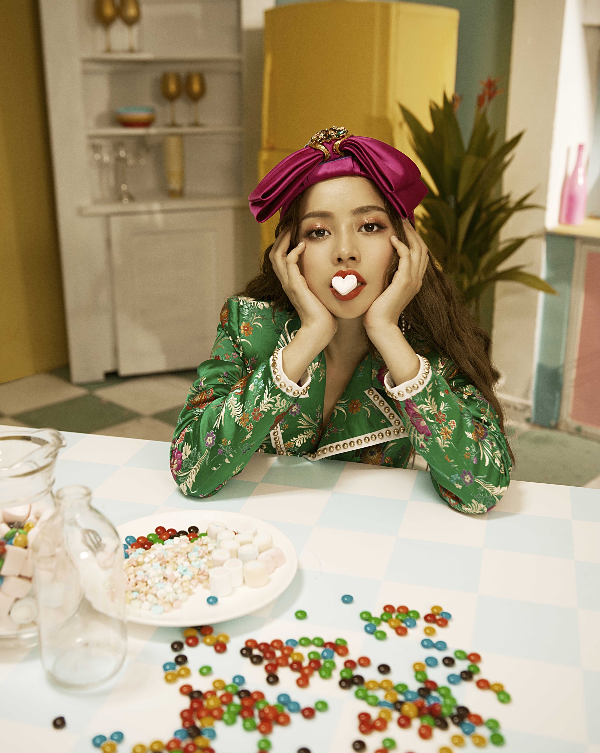 Sau MV chào sân nhiều tranh cãi, Chi Pu phát hành MV debut đậm màu Kpop cùng bạn diễn điển trai xứ Hàn - Ảnh 9. Sau MV chào sân nhiều tranh cãi, Chi Pu phát hành MV debut đậm màu Kpop cùng bạn diễn điển trai xứ Hàn - Ảnh 9.