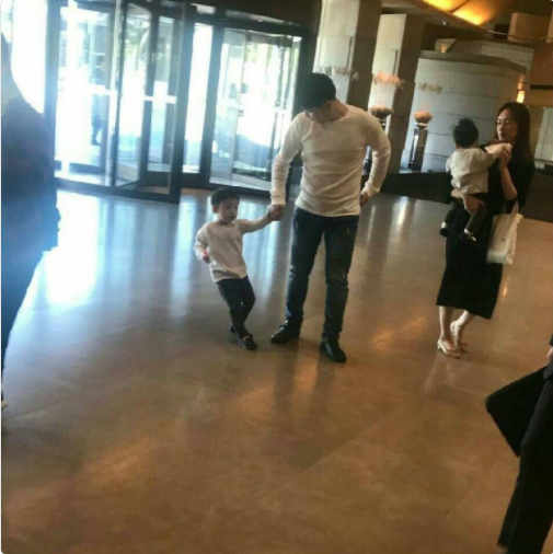 [TRỰC TIẾP TỪ HÀN QUỐC] Siêu đám cưới Song Hye Kyo - Song Joong Ki: Song Hye Kyo đã đến địa điểm cưới, dàn siêu xe rước dâu lộ diện - Ảnh 13.