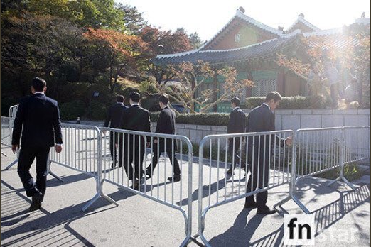 [TRỰC TIẾP TỪ HÀN QUỐC] Siêu đám cưới Song Hye Kyo - Song Joong Ki: Song Hye Kyo đã đến địa điểm cưới, dàn siêu xe rước dâu lộ diện - Ảnh 6.