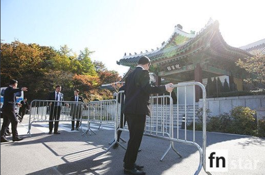 [TRỰC TIẾP TỪ HÀN QUỐC] Siêu đám cưới Song Hye Kyo - Song Joong Ki: Song Hye Kyo đã đến địa điểm cưới, dàn siêu xe rước dâu lộ diện - Ảnh 7.