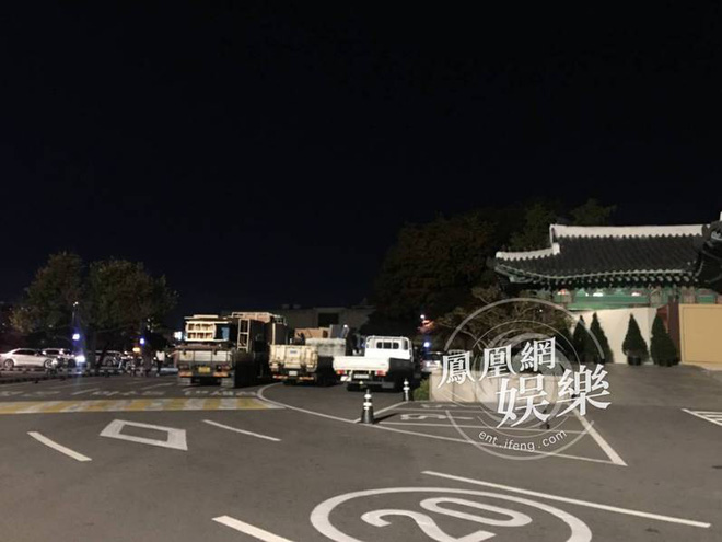 [TRỰC TIẾP TỪ HÀN QUỐC] Siêu đám cưới Song Hye Kyo - Song Joong Ki: Song Hye Kyo đã đến địa điểm cưới, dàn siêu xe rước dâu lộ diện - Ảnh 23.