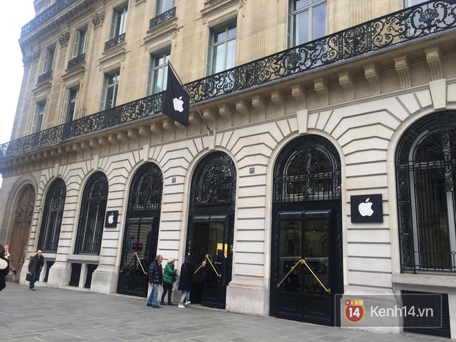 Pháp: Dân tình xếp hàng đông nghịt đi xem triển lãm bảo tàng, thờ ơ với iPhone X vì một lý do đơn giản - Ảnh 1. Pháp: Dân tình xếp hàng đông nghịt đi xem triển lãm bảo tàng, thờ ơ với iPhone X vì một lý do đơn giản - Ảnh 1.