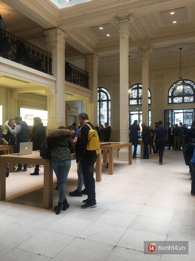 Pháp: Dân tình xếp hàng đông nghịt đi xem triển lãm bảo tàng, thờ ơ với iPhone X vì một lý do đơn giản - Ảnh 4. Pháp: Dân tình xếp hàng đông nghịt đi xem triển lãm bảo tàng, thờ ơ với iPhone X vì một lý do đơn giản - Ảnh 4.