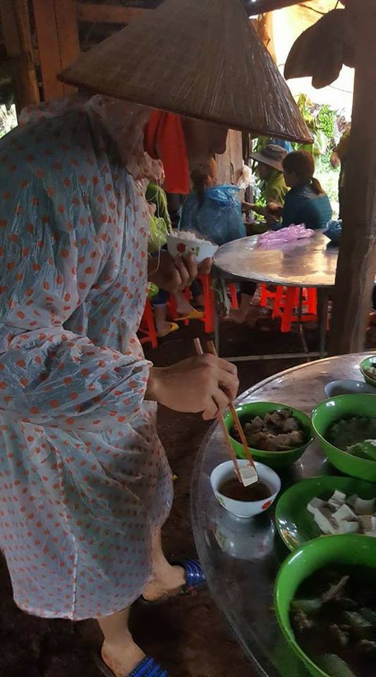 Bi hài ngày mưa lũ: Đang ăn cơm thì nước tràn ngập mâm, một nhà có điện cả làng được nhờ sạc điện thoại - Ảnh 2. Bi hài ngày mưa lũ: Đang ăn cơm thì nước tràn ngập mâm, một nhà có điện cả làng được nhờ sạc điện thoại - Ảnh 2.