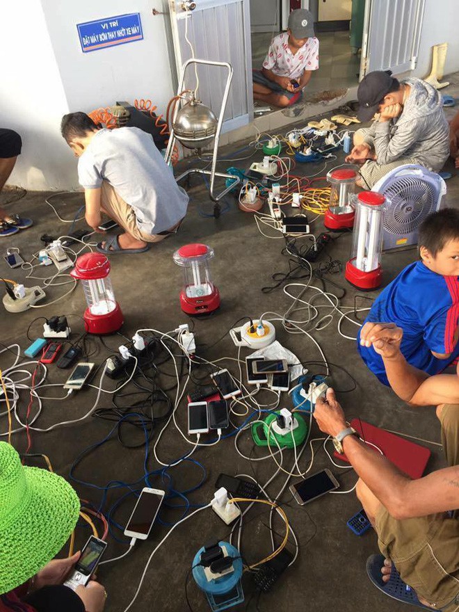 Bi hài ngày mưa lũ: Đang ăn cơm thì nước tràn ngập mâm, một nhà có điện cả làng được nhờ sạc điện thoại - Ảnh 6. Bi hài ngày mưa lũ: Đang ăn cơm thì nước tràn ngập mâm, một nhà có điện cả làng được nhờ sạc điện thoại - Ảnh 6.