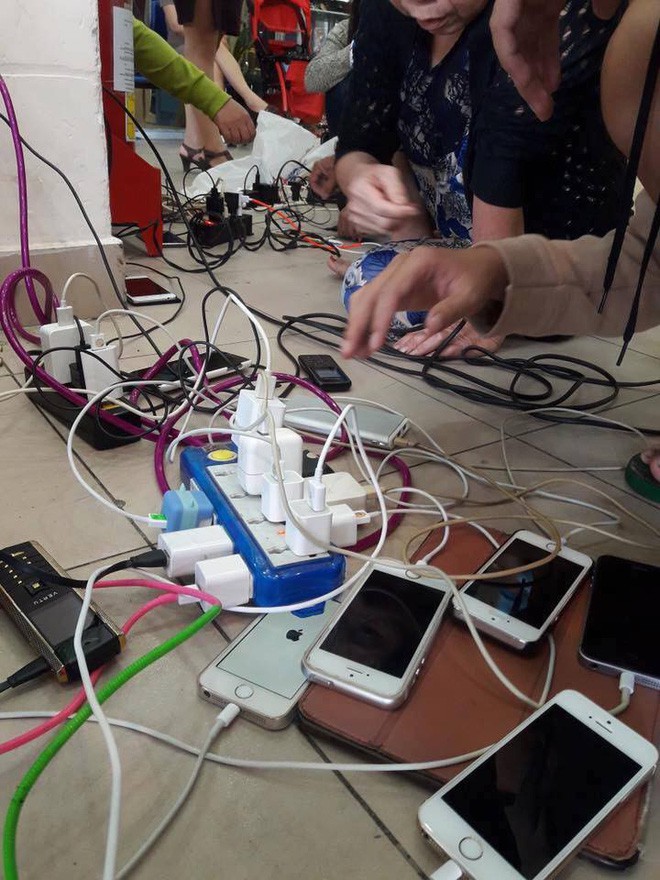 Bi hài ngày mưa lũ: Đang ăn cơm thì nước tràn ngập mâm, một nhà có điện cả làng được nhờ sạc điện thoại - Ảnh 7. Bi hài ngày mưa lũ: Đang ăn cơm thì nước tràn ngập mâm, một nhà có điện cả làng được nhờ sạc điện thoại - Ảnh 7.