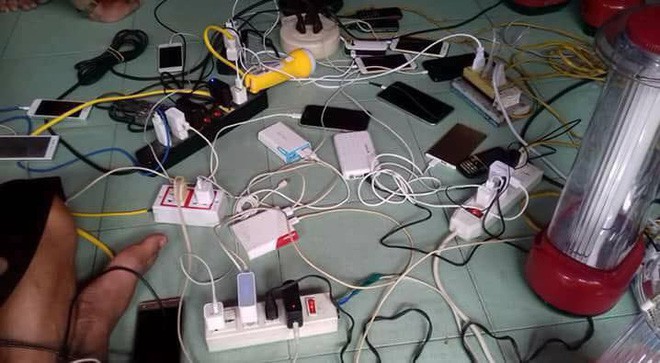 Bi hài ngày mưa lũ: Đang ăn cơm thì nước tràn ngập mâm, một nhà có điện cả làng được nhờ sạc điện thoại - Ảnh 8. Bi hài ngày mưa lũ: Đang ăn cơm thì nước tràn ngập mâm, một nhà có điện cả làng được nhờ sạc điện thoại - Ảnh 8.