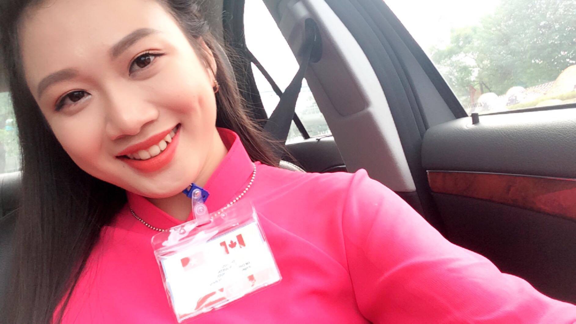Danh tính cô bạn mặc áo dài duyên dáng được tặng hoa cho Thủ tướng Canada - Ảnh 5. Danh tính cô bạn mặc áo dài duyên dáng được tặng hoa cho Thủ tướng Canada - Ảnh 5.