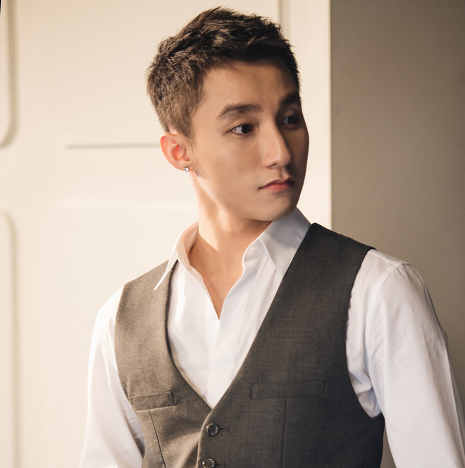 Sơn Tùng M-TP nắm tay mỹ nhân xinh đẹp khiến nhiều người tò mò - Ảnh 1.