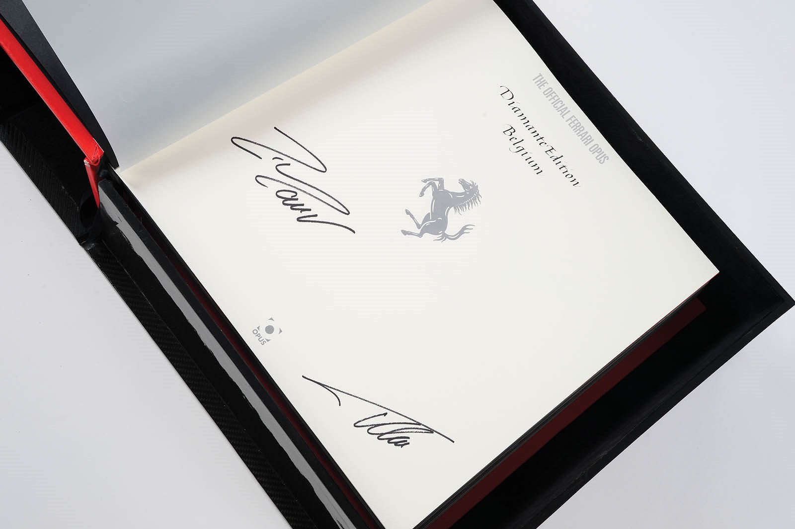 "choáng" trước cuốn sách ferrari giá hơn 4 tỷ đồng hình 10 "choang" truoc cuon sach ferrari gia hon 4 ty dong hinh 10