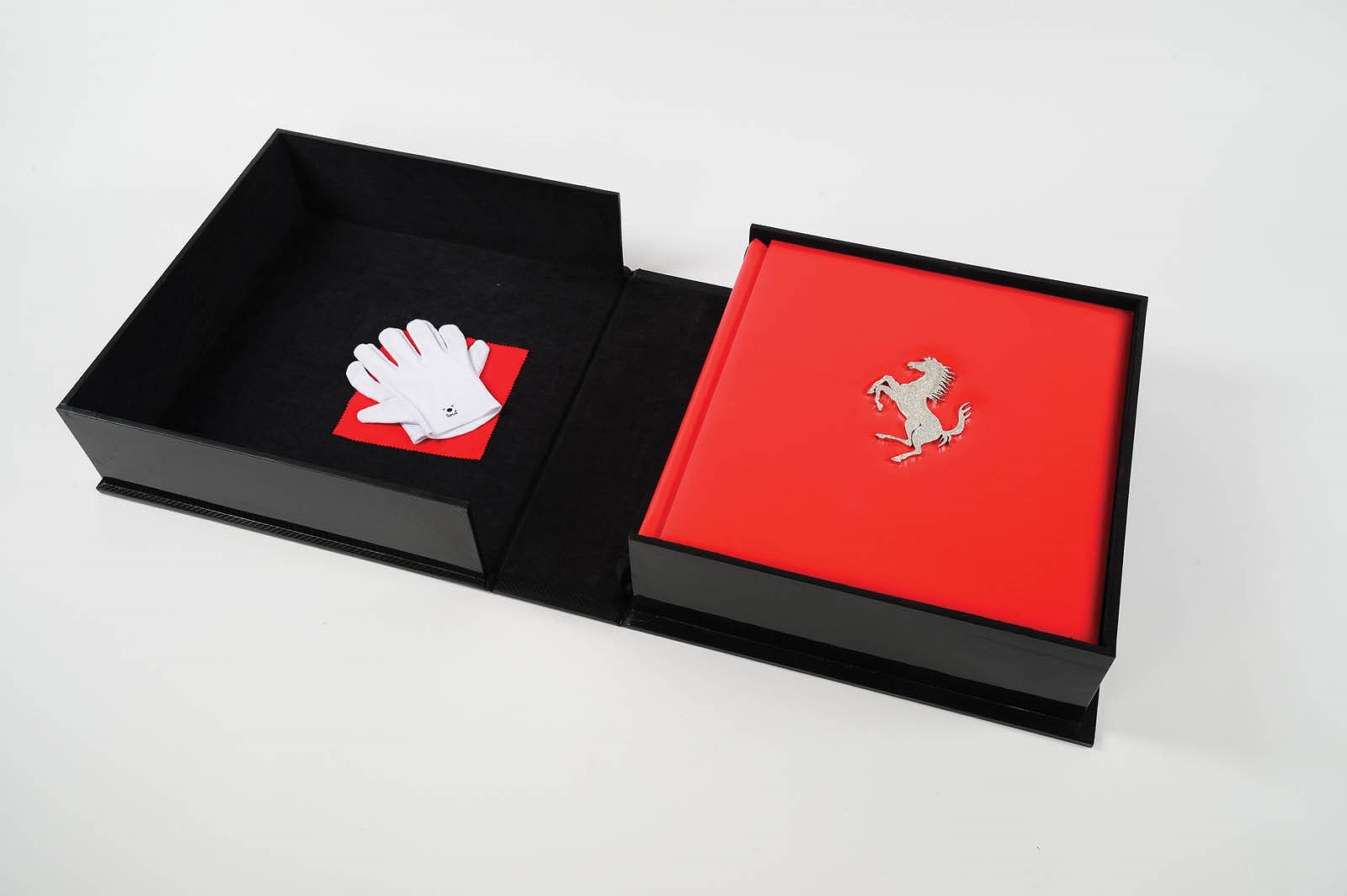 "choáng" trước cuốn sách ferrari giá hơn 4 tỷ đồng hình 2 "choang" truoc cuon sach ferrari gia hon 4 ty dong hinh 2