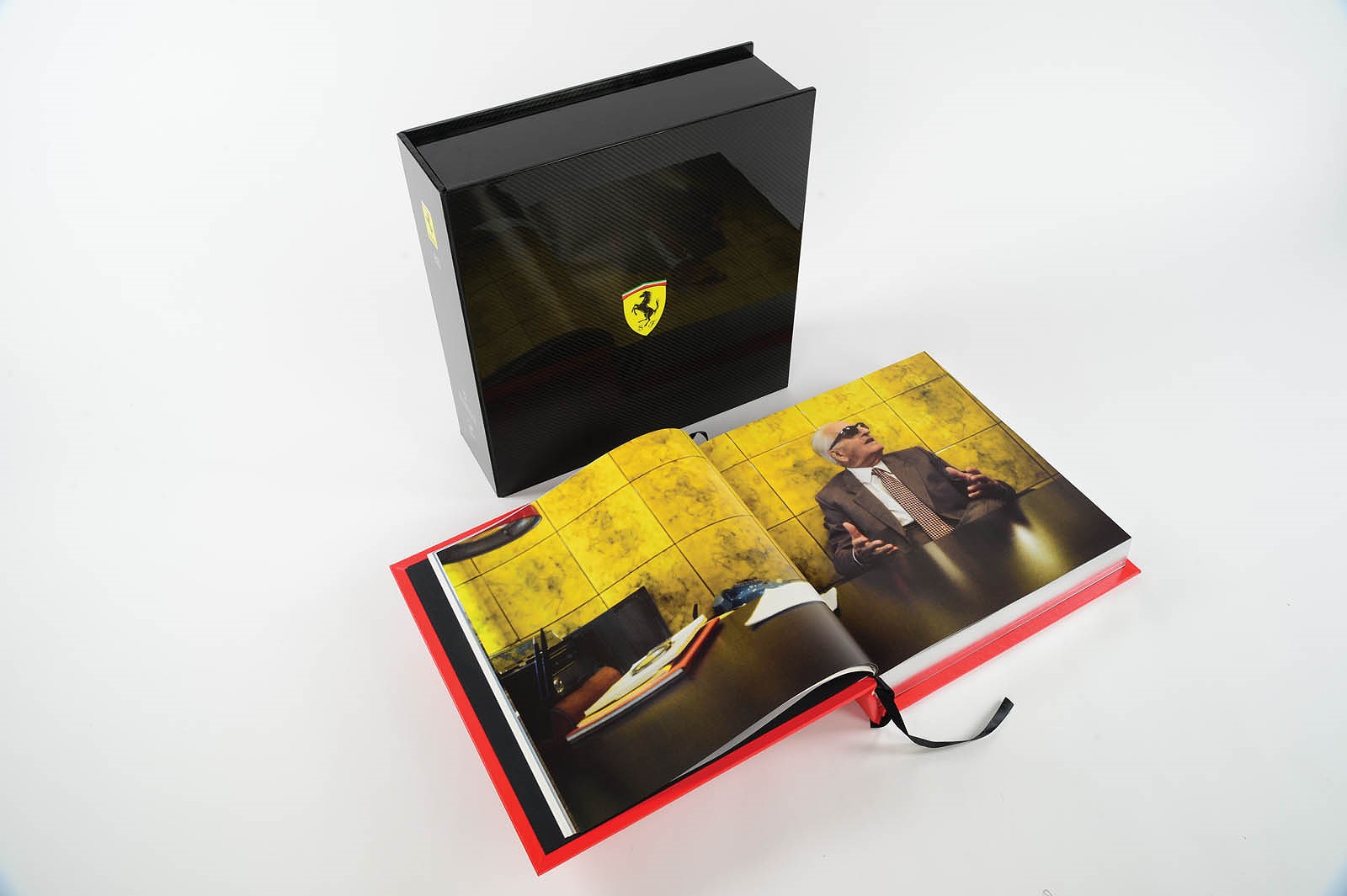 "choáng" trước cuốn sách ferrari giá hơn 4 tỷ đồng hình 4 "choang" truoc cuon sach ferrari gia hon 4 ty dong hinh 4