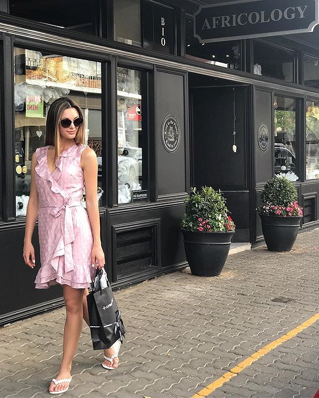 khoanh khac doi thuong hon nhien cua tan hoa hau hoan vu 22 tuoi hinh 6