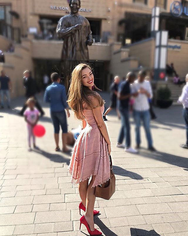 khoanh khac doi thuong hon nhien cua tan hoa hau hoan vu 22 tuoi hinh 7