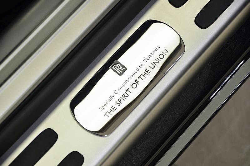 can canh rolls-royce wraith phien ban ki niem quoc khanh uae hinh 1