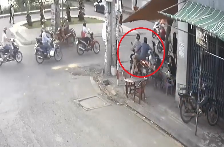 Hình sự - Clip: Cướp thản nhiên dọn đường rồi phi xe lên vỉa hè giật điện thoại