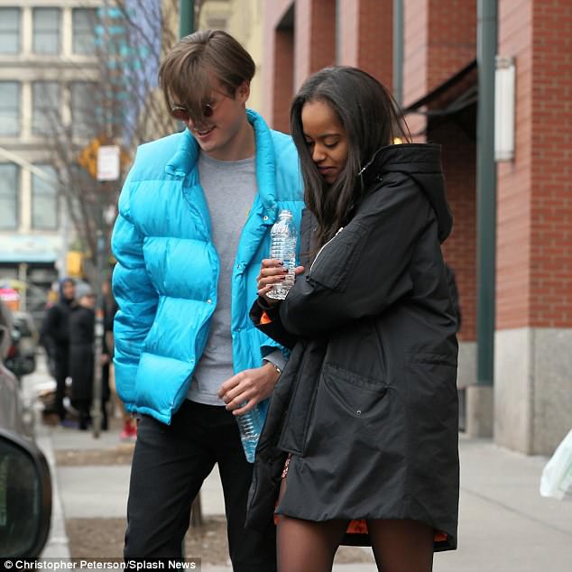 Chẳng còn ngại ngùng paparazzi, ái nữ nhà ông Obama tay trong tay hạnh phúc với bạn trai xuống phố New York - Ảnh 7. Chẳng còn ngại ngùng paparazzi, ái nữ nhà ông Obama tay trong tay hạnh phúc với bạn trai xuống phố New York - Ảnh 7.