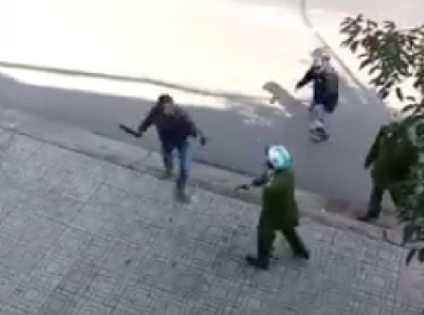 Mới- nóng - Clip: Công an khống chế đối tượng đập phá Văn phòng công chứng (Hình 2).