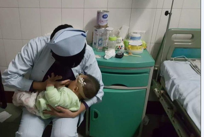 Cả nhà bị tai nạn giao thông, bé 1 tuổi xuất huyết não được 2 y tá thay nhau cho bú khiến ai trông thấy cũng ấm lòng - Ảnh 1. Cả nhà bị tai nạn giao thông, bé 1 tuổi xuất huyết não được 2 y tá thay nhau cho bú khiến ai trông thấy cũng ấm lòng - Ảnh 1.