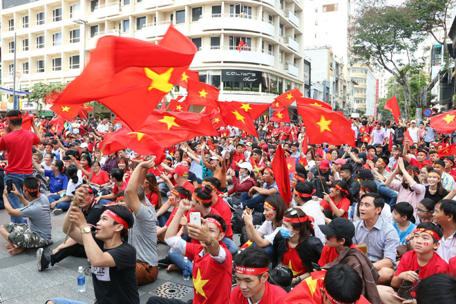 Hàng trăm bạn trẻ Sài Gòn ngồi hàng giờ dưới nắng nóng chờ giao lưu với đội tuyển U23 - Ảnh 12.