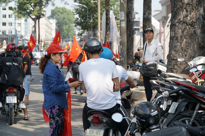 Hàng trăm bạn trẻ Sài Gòn ngồi hàng giờ dưới nắng nóng chờ giao lưu với đội tuyển U23 - Ảnh 7.