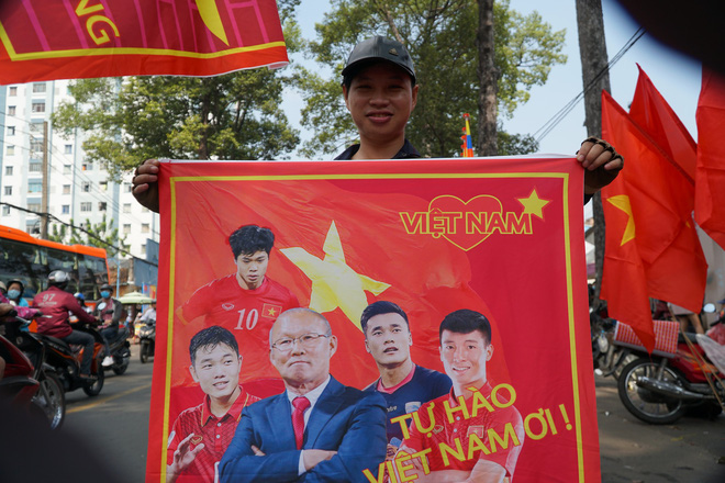 Hàng trăm bạn trẻ Sài Gòn ngồi hàng giờ dưới nắng nóng chờ giao lưu với đội tuyển U23 - Ảnh 10.