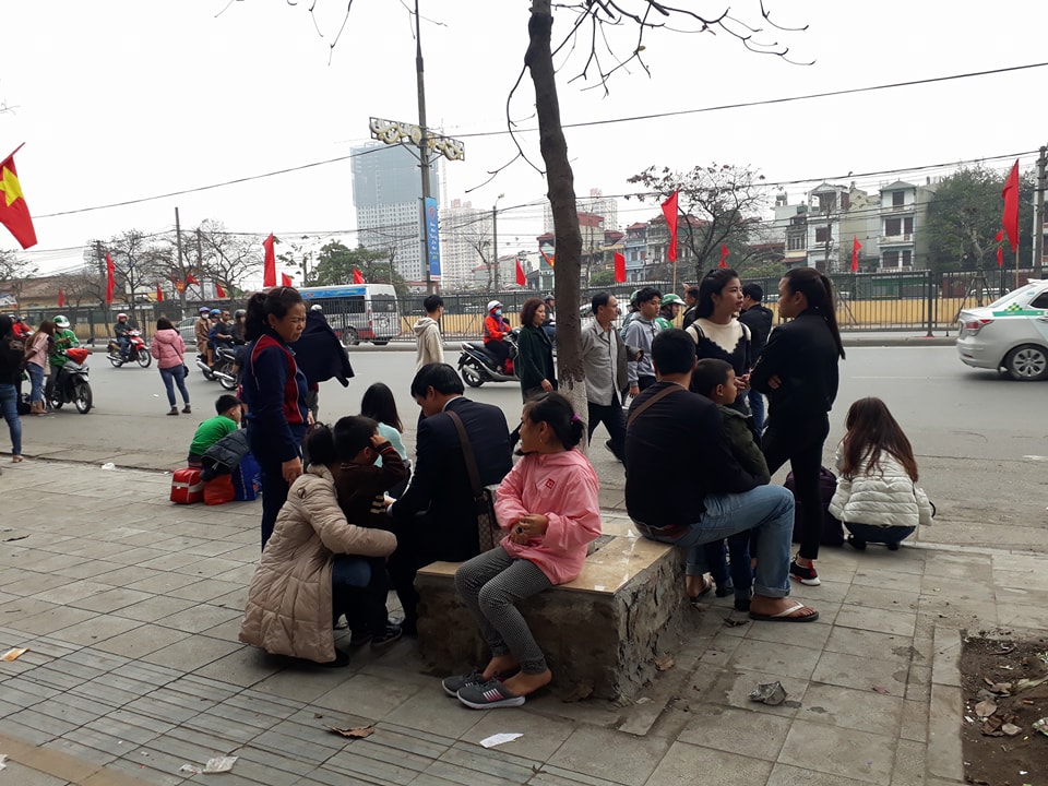 Xã hội - Người dân ùn ùn kéo về Hà Nội sau kỳ nghỉ Tết Mậu Tuất (Hình 5).