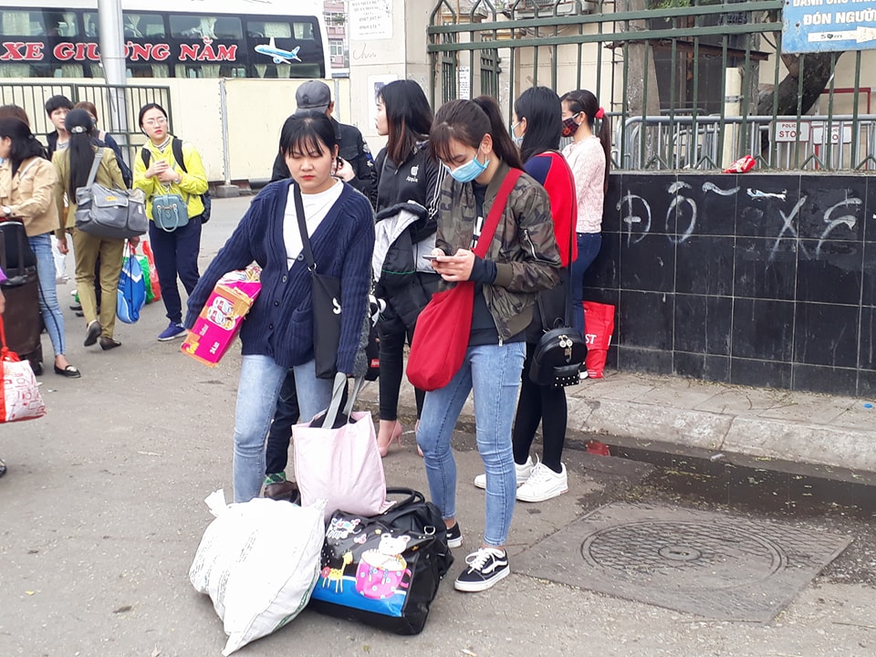 Xã hội - Người dân ùn ùn kéo về Hà Nội sau kỳ nghỉ Tết Mậu Tuất (Hình 4).