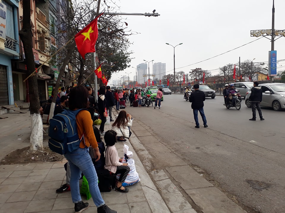 Xã hội - Người dân ùn ùn kéo về Hà Nội sau kỳ nghỉ Tết Mậu Tuất (Hình 9).