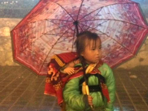 Xã hội - Xót xa những phận đời con trẻ bị lạm dụng để kiếm tiền ở thiên đường du lịch Sa Pa (Hình 2).