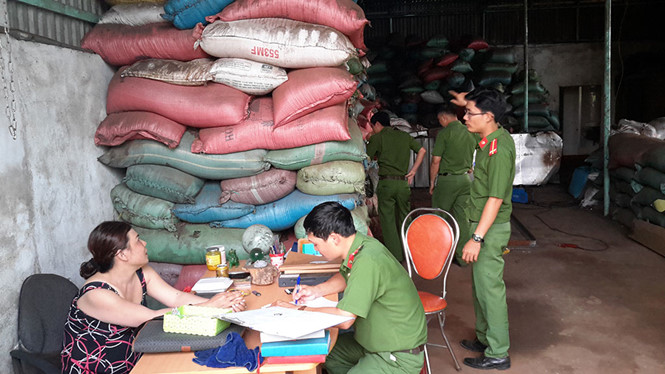 Môi trường - Bắt quả tang cơ sở nhuộm đen cà phê bằng pin ở Đắk Nông
