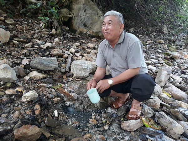 Tin nhanh - Nghệ An: Người dân ùn ùn tìm uống “nước thần” mong chữa bách bệnh