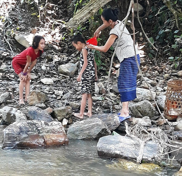 Tin nhanh - Nghệ An: Người dân ùn ùn tìm uống “nước thần” mong chữa bách bệnh (Hình 2).