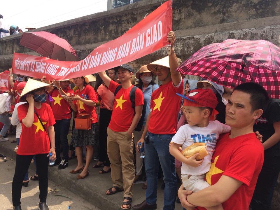 Bất động sản - Bức xúc, cư dân Bright city “đội nắng” đòi nhà trước trụ sở BIDV