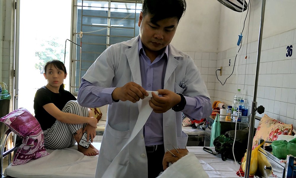 Sức khỏe - Xuyên đêm nối bàn tay bị đứt lìa của một người đàn ông ở Quảng Ngãi