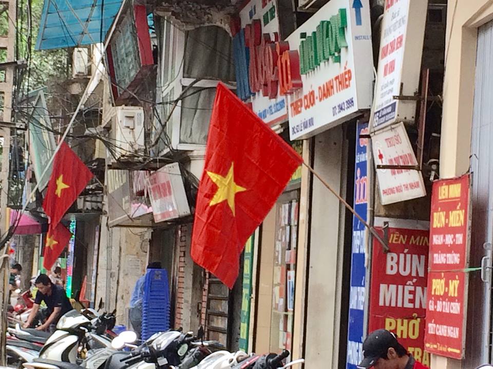 Chùm ảnh: Hà Nội rực rỡ cờ đỏ sao vàng mừng ngày thống nhất đất nước - Hình 7