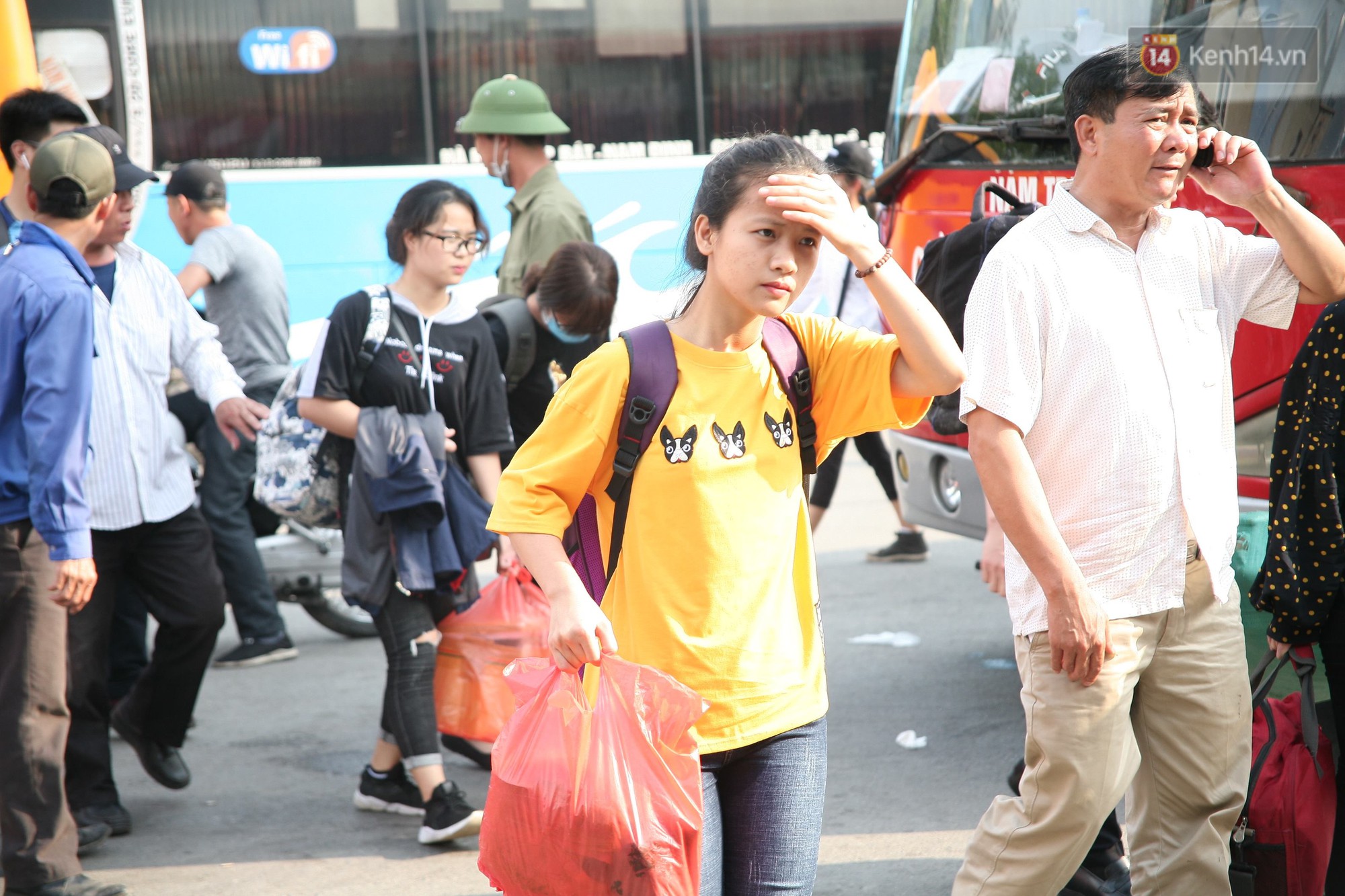 Chùm ảnh: Người dân lỉnh kỉnh đồ đạc, đưa theo con nhỏ trở lại thành phố sau kỳ nghỉ lễ dưới cái nóng oi bức - Ảnh 5.