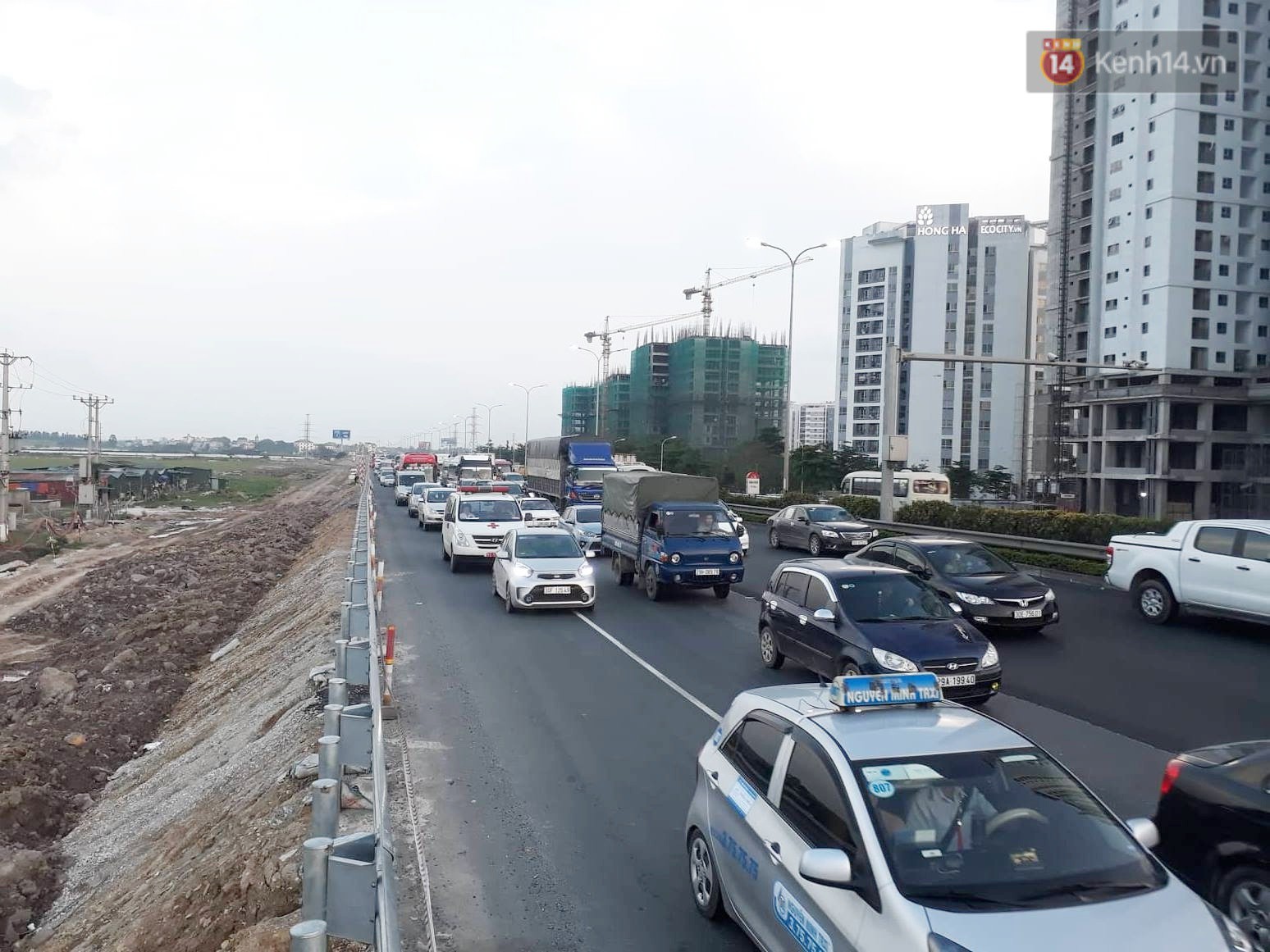 Chùm ảnh: Người dân lỉnh kỉnh đồ đạc, đưa theo con nhỏ trở lại thành phố sau kỳ nghỉ lễ dưới cái nóng oi bức - Ảnh 21.