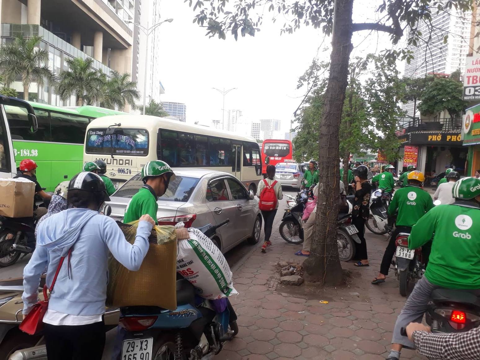 Chùm ảnh: Người dân lỉnh kỉnh đồ đạc, đưa theo con nhỏ trở lại thành phố sau kỳ nghỉ lễ dưới cái nóng oi bức - Ảnh 6.